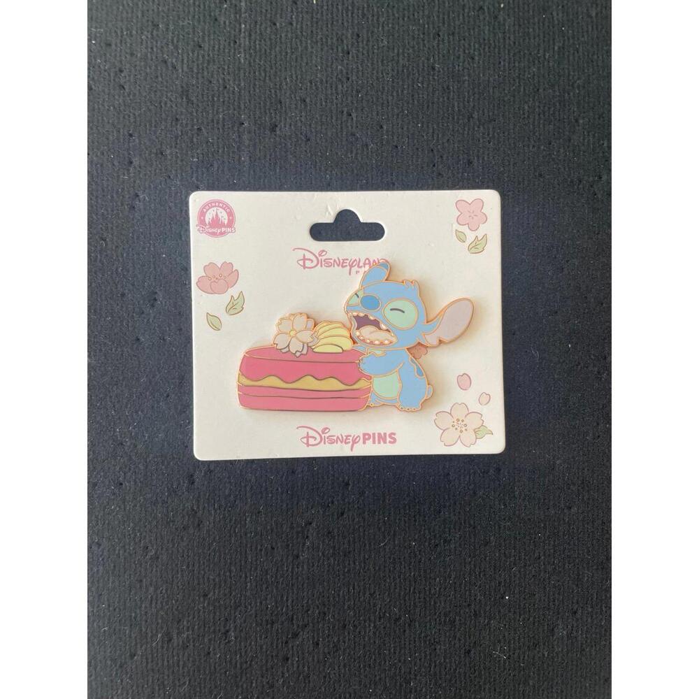 Disneyland Paris Stitch macaroon pin